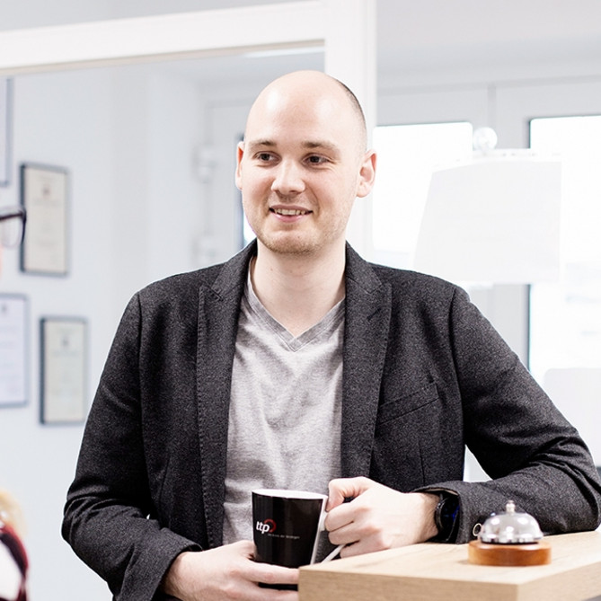 Zwei ttp-Mitarbeiter im Gespräch 