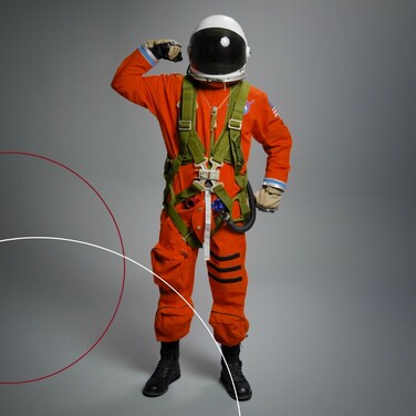 Finn Horn in einem Astronauten-Kostüm