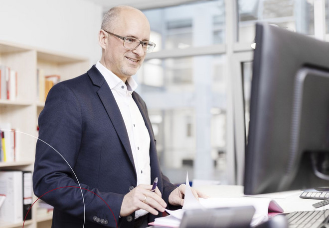 Rechtsanwalt Thomas Bertram an seinem Arbeitsplatz