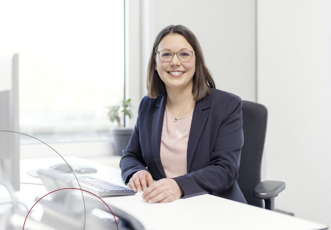 Dr. Katharina Theis an ihrem Schreibtisch