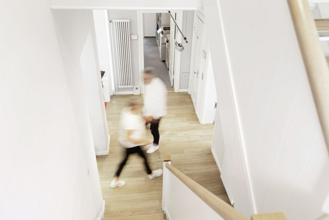 Verwischte Personen in der Bewegung in einem Büro.