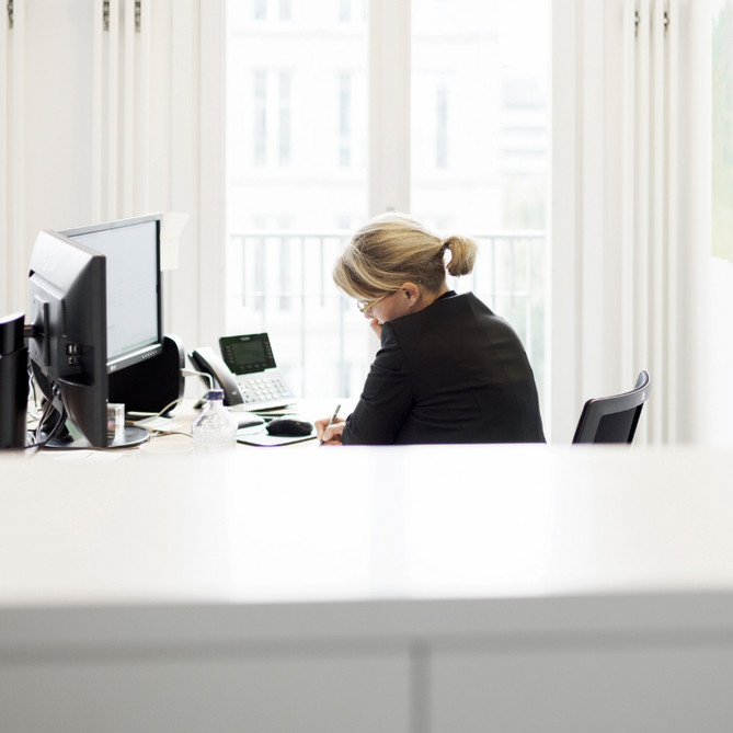 Eine ttplerin arbeitet konzentriert am Computer