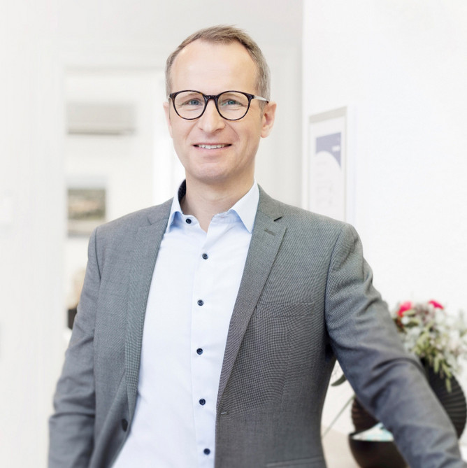 Heiner Agge posiert vor der Kamera