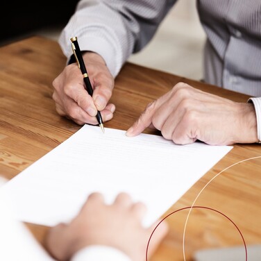 Eine Person unterzeichnet ein Papier