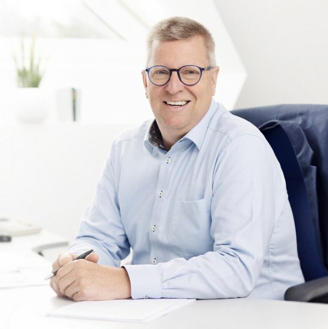 Hajo Schmidt posiert vor der Kamera