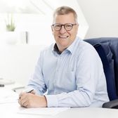 Hajo Schmidt posiert vor der Kamera