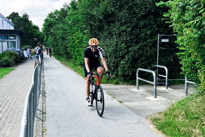 Ein ttpler fährt auf einem Rennrad