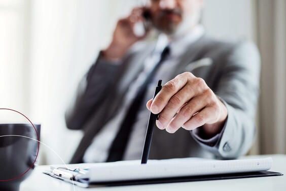 Mann telefoniert und notiert sich dabei etwas