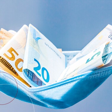 Geldscheine in einer blauen Schutzmaske.