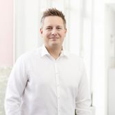 Kris Esslinger posiert vor der Kamera