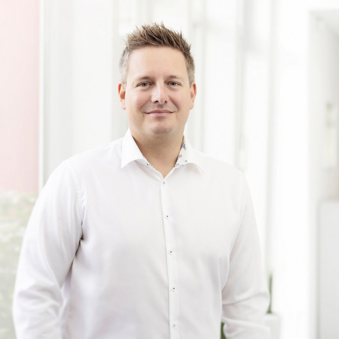 Kris Esslinger posiert vor der Kamera