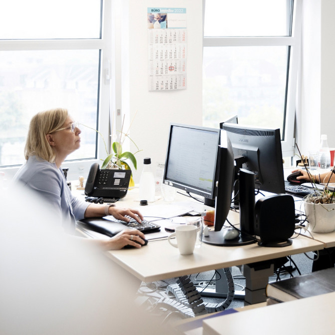 Zwei Frauen arbeiten im ttp Büro