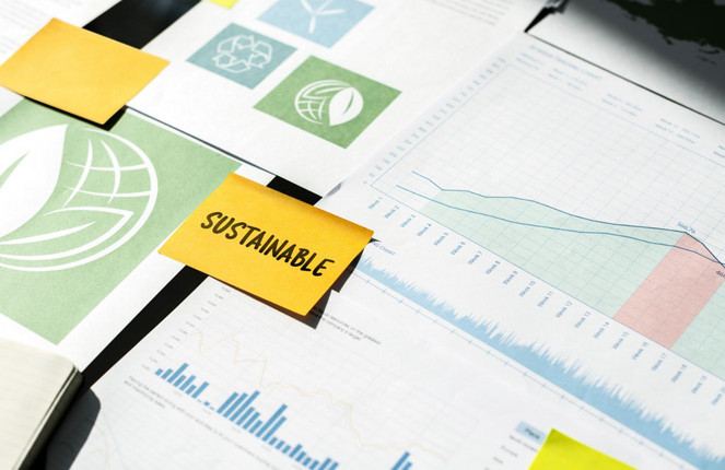 Verschiedene Diagramme und ein gelber Post-it mit "Sustainable".