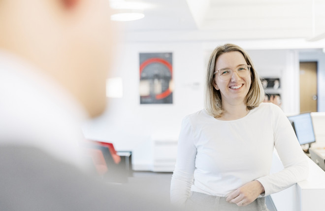 Eine ttplerin lehnt sich an einen Tisch