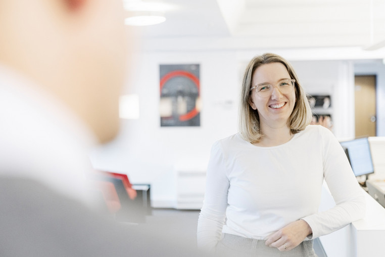 Eine ttplerin lehnt sich an einen Tisch