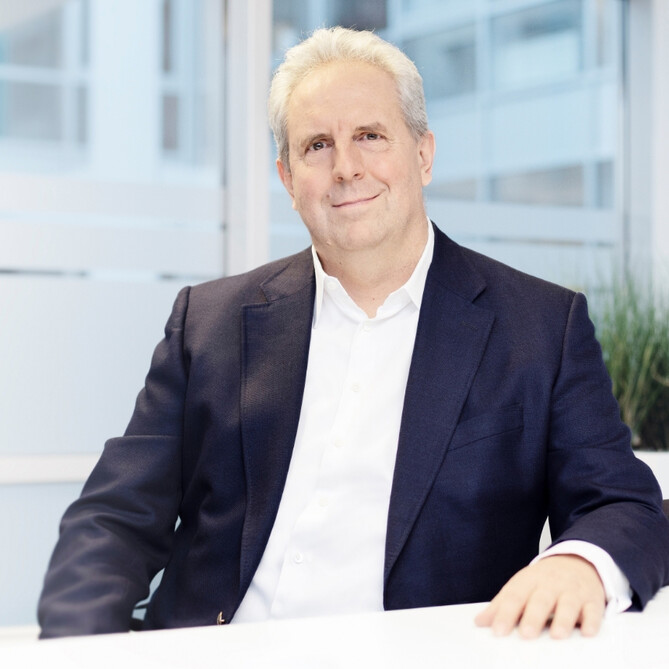 Robert Binder von ttp am Besprechungstisch