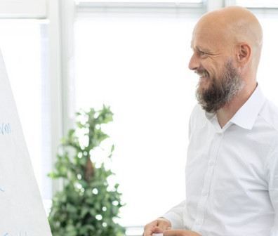 Quadratisches Bild von Finn Erik Horn vor einem Whitepaper