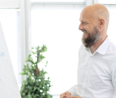 Quadratisches Bild von Finn Erik Horn vor einem Whitepaper