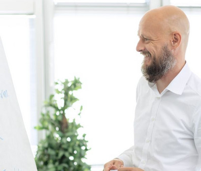 Quadratisches Bild von Finn Erik Horn vor einem Whitepaper