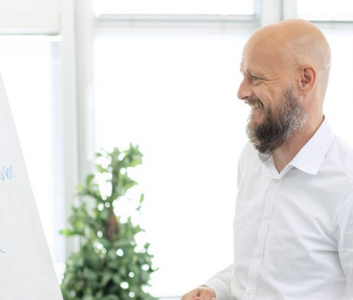 Quadratisches Bild von Finn Erik Horn vor einem Whitepaper