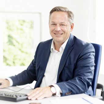 Hendrik Söhler von Bargen, ttp Rechtsanwalt und Notar Schleswig, posiert vor der Kamera