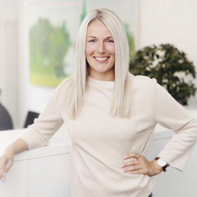 Kerstin Thomsen posiert vor der Kamera