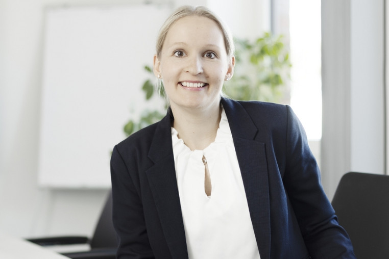 Kollegin Barbara Heller sitzt an ihrem Schreibtisch.