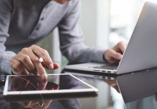 Paralleles Arbeiten am Tablet und am Laptop