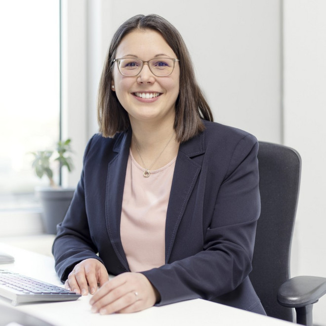 Steuerberaterin Dr. Katharina Theis sitzt an ihrem Schreibtisch