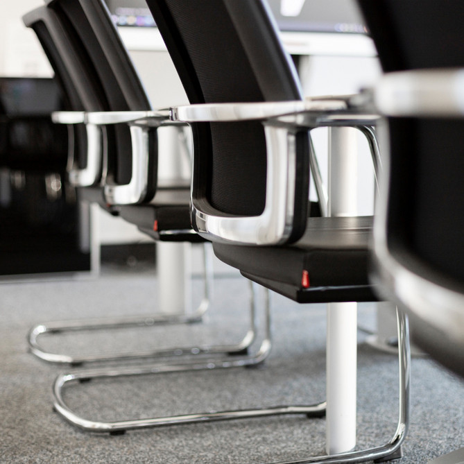 Metallische Stühle mit schwarzen Bezug 