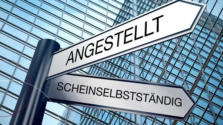Wegweiser mit den Schildern scheinselbständig und angestellt