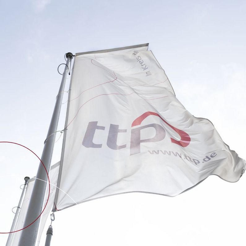 Weiße ttp Flagge weht im Wind
