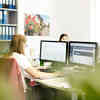 Eine junge ttp Mitarbeiterin arbeitet am PC