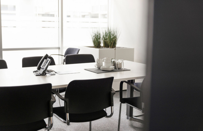 Ein ttp Büro mit metallischen Stühlen