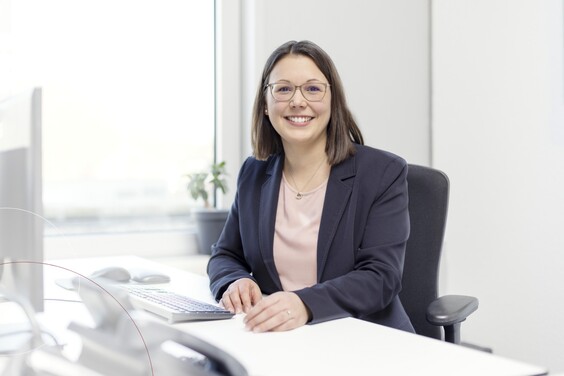 Dr. Katharina Theis am Schreibtisch sitzend