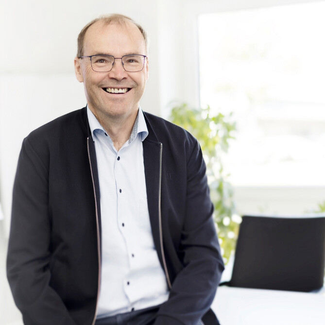 Frank Hansen posiert vor der Kamera