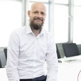 Jan Ole Timm lächelt in die Kamera