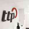 ttp Logo an einer weißen Wand