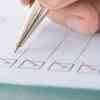 Ein Stift, der eine Checkliste abhakt.