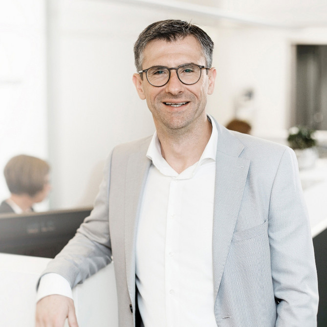 Mehemet Cetintuerk posiert vor der Kamera