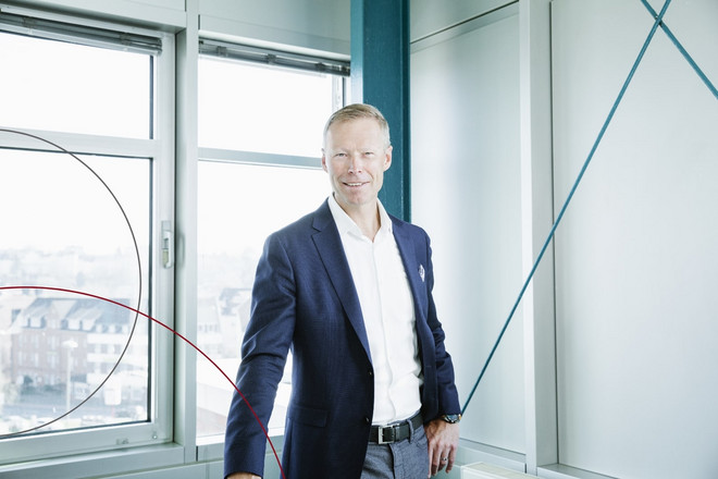 Michael Heil von ttp vor einem Fenster