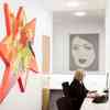 Ein rotes Kunstwerk im ttp Büro Berlin