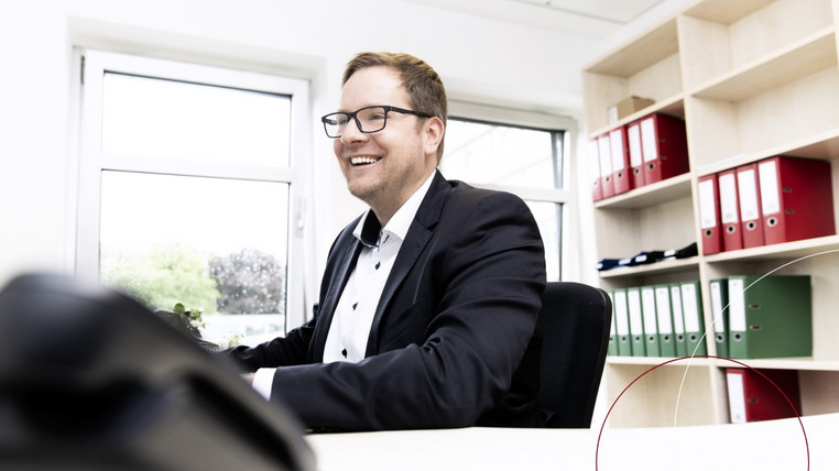 Bahne Thiessen bei der Arbeit am Schreibtisch