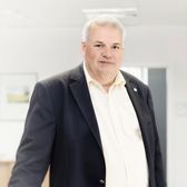 Thomas Grohmann, ttp Steuerberater Süderbrarup, posiert vor der Kamera
