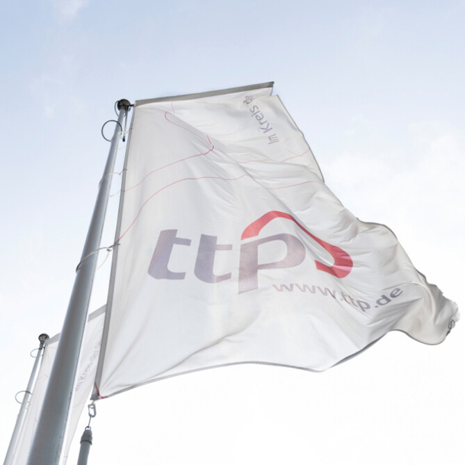 Quadratisches Bild einer ttp weißen ttp Flagge
