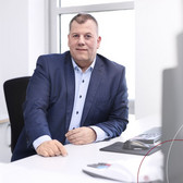 Kai Behrens an seinem Arbeitsplatz.