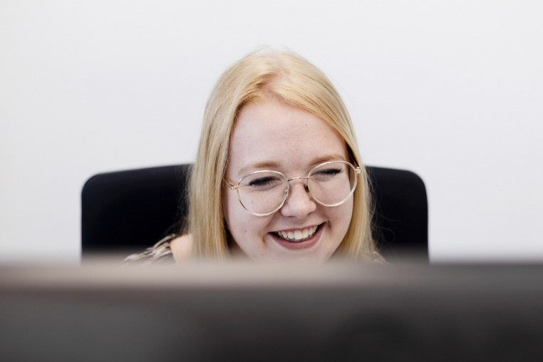 Eine ttp Mitarbeiterin lächelt 