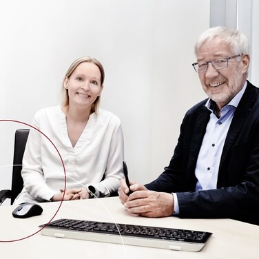 Silke und Werner Findeisen sitzen am Tisch Silke und Werner Findeisen sitzen am Tisch