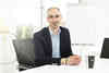 ttp-ler Martin Enseleit sitzend am Schreibtisch
