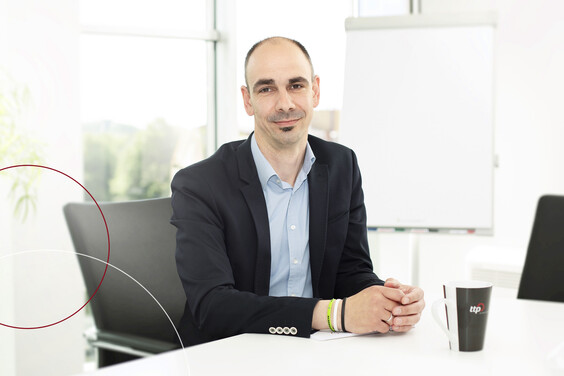 ttp-ler Martin Enseleit sitzend am Schreibtisch